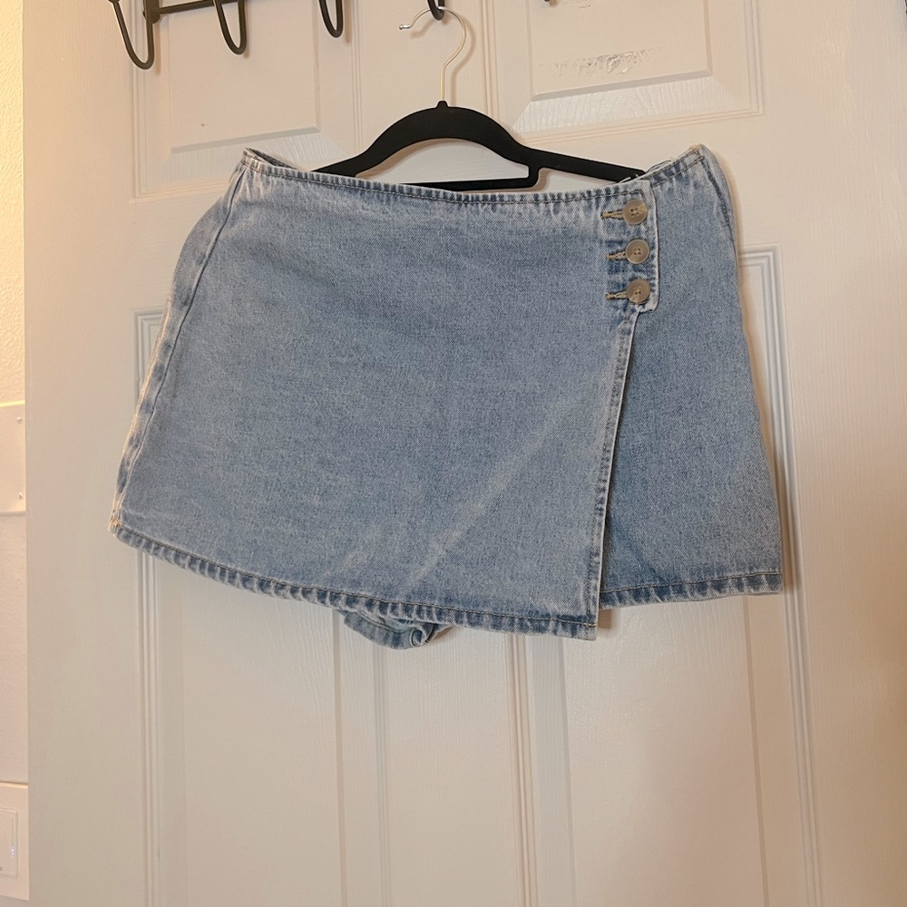 Skirt short.